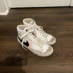 Women’s Nike Blazer Mid 77